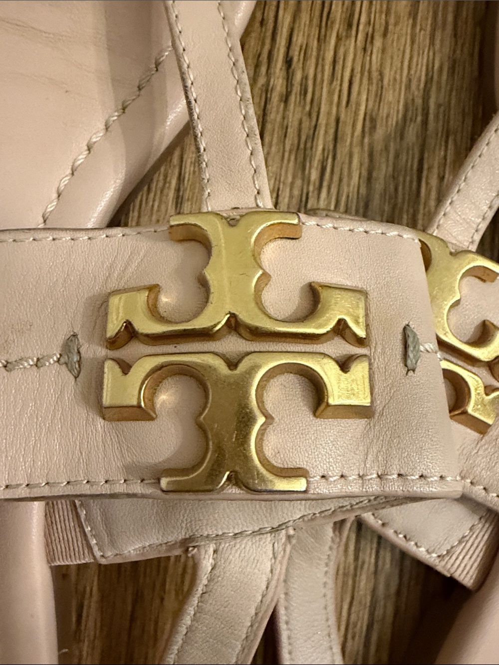 Tory Burch Blush Leather Thong Sandals with Gold Logo - Picture 4 of 4